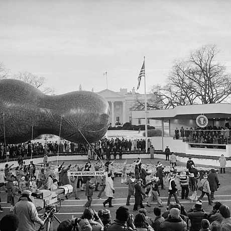 Починаючи з 1930-х років інаугурації президентів США проводилися 20 січня. На фото:🇺🇸1953. Президент Дуайт Ейзенхауер під час п... - WAS на we.ua