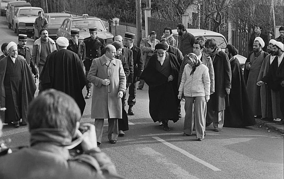На фото: 31 січня 1979 року аятола Рухолла Хомейні залишає свою резиденцію в Нофле-ле-Шато, що під Парижем, аби сісти на борт лі... - WAS на we.ua