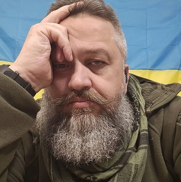 Це втомлений Юра. Дуже втомлений дуже Юра. Юра - медик. Медик на ЛБЗ. Ми Юрі вже допомагали не раз. Давайте ще раз. Бо дуже тра!... - GONI Memes на we.ua