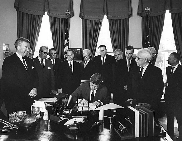 3 листопада 1961 року Президент США Джон Ф. Кеннеді підписав закон, яким створив USAID – Агентство США з міжнародного розвитку (... - WAS на we.ua
