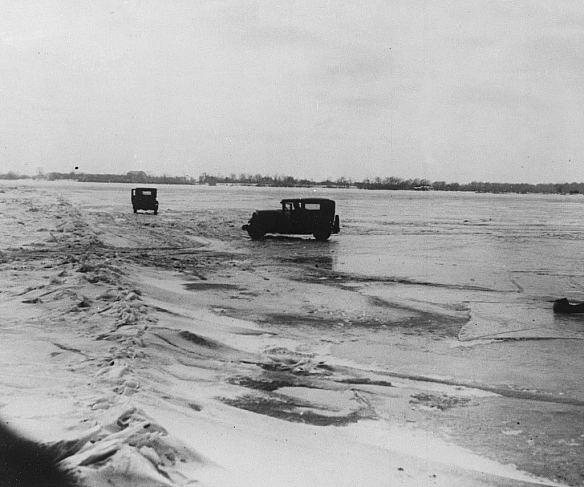 На фото - контрабанда алкоголю через замерзлу річку Детройт, 14 лютого 1930 року. Під час дії Сухого закону (1920–1933) у США... - WAS на we.ua