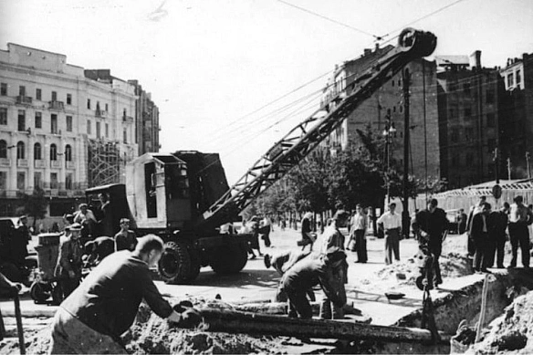 На фото - нинішня площа Українських Герої в Києві, 1948 рік. Ведуться роботи зі спорудження газопроводу Дашава - Київ.1 жовтня... - WAS на we.ua