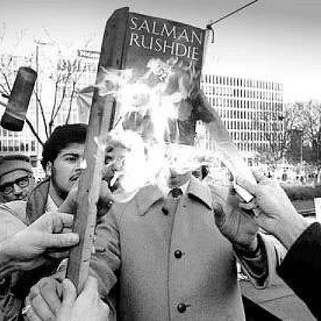 📚 У 1988 році літературний світ здригнувся від події, яка не мала прецедентів. Британський письменник індійського походження Сал... - WAS на we.ua