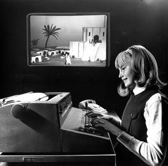 Це фото зроблене 28 лютого 1968 року у США. Студентка грає у одну з перших стратегій, яка називалася \