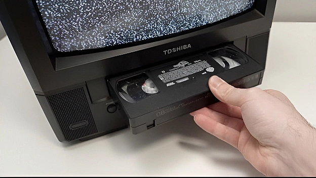 Ви думали, що факси – дивина? То що скажете про VHS? 📼Касети, які потрібно перемотувати назад, з хистким зображенням і обмежен... - Перо і катана on we.ua