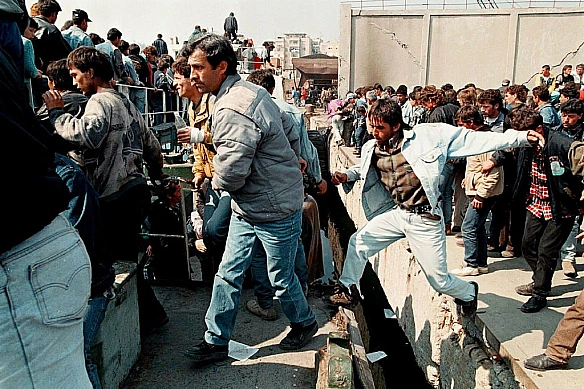 У 1997 році в Албанії спалахнули масові заворушення, спричинені крахом фінансових пірамід, у які вклала кошти значна частина нас... - WAS на we.ua