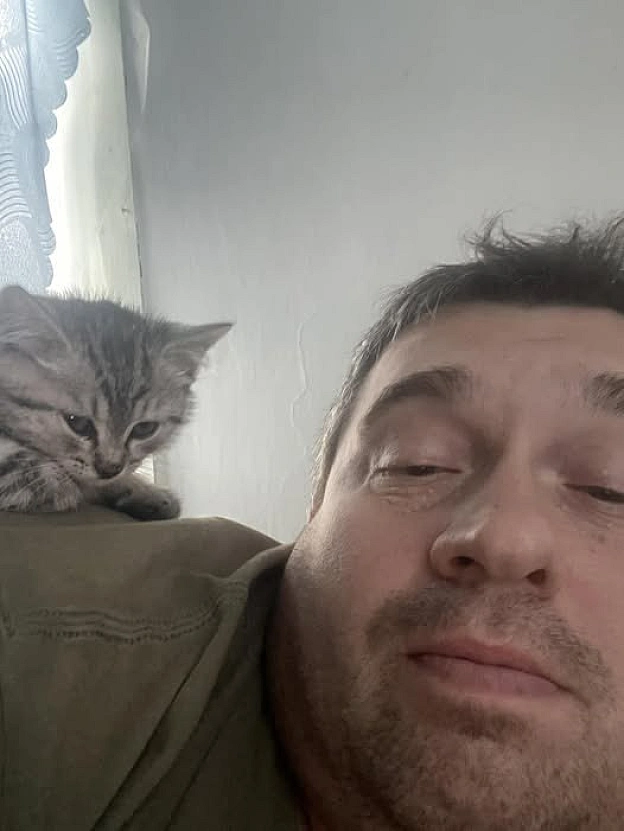 Це Сергій (теж любить котів). Сергія сзнаю купу років. Сергій в ЗСУ. Сергію ми вже допомагали на коника. Сергій робить збір. Дав... - GONI Memes на we.ua