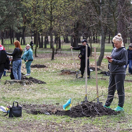 У парку Партизанської слави в рамках весняного двомісячника \