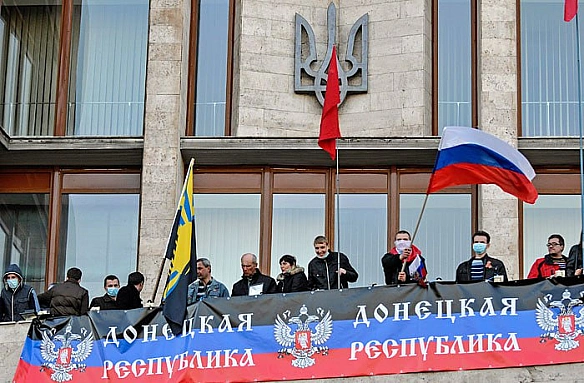7 квітня 2014 року в захопленій будівлі Донецької обласної державної адміністрації проросійські активісти, серед яких були грома... - WAS на we.ua