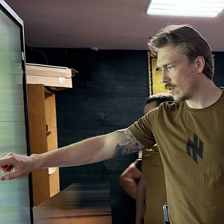На руці у Дениса Прокопенка (позивний «Редіс»), командира 1-го корпусу Нацгвардії «Азов» - тату з портретом... фінського снайпе... - WAS на we.ua
