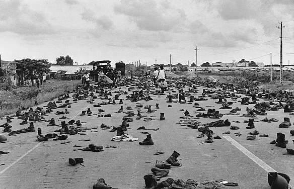 30 квітня 1975 року. Сайгон. На дорогах — тисячі кинутих військових черевиків. Їх скидали солдати армії Південного В’єтнаму, нам... - WAS на we.ua