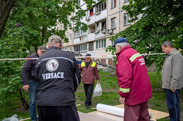 🧹Комунальні служби Києва ліквідовують наслідки нічної та вранішньої атаки▫️ У Святошинському та Шевченківському районах 80 пра... - КМДА – офіційний канал на we.ua
