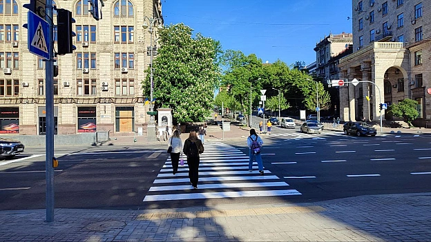 ✅Відсьогодні можна користуватись новим наземним пішохідним переходом на перехресті Хрещатика і Прорізної Регульований безбар’є... - КМДА – офіційний канал на we.ua