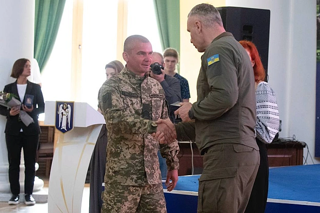 Віталій Кличко: З нагоди Дня Героїв України вручив військовим і волонтерам 48 відзнак від столиці: медалі \