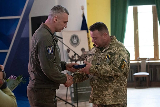 Віталій Кличко: З нагоди Дня Героїв України вручив військовим і волонтерам 48 відзнак від столиці: медалі \