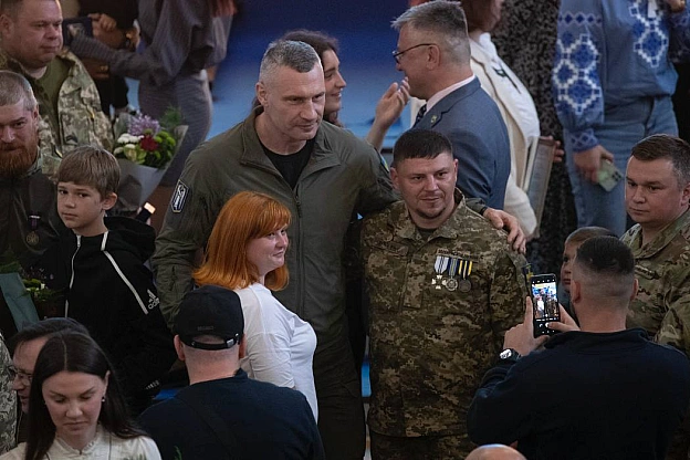 Віталій Кличко: З нагоди Дня Героїв України вручив військовим і волонтерам 48 відзнак від столиці: медалі \