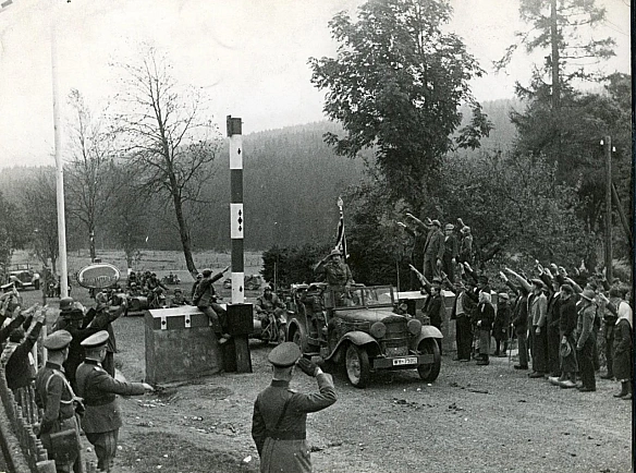 На знімку — жовтень 1938 року, німецькі війська офіційно входять до Чехословаччини, анексувавши Судетську область. Місцеві німец... - WAS на we.ua