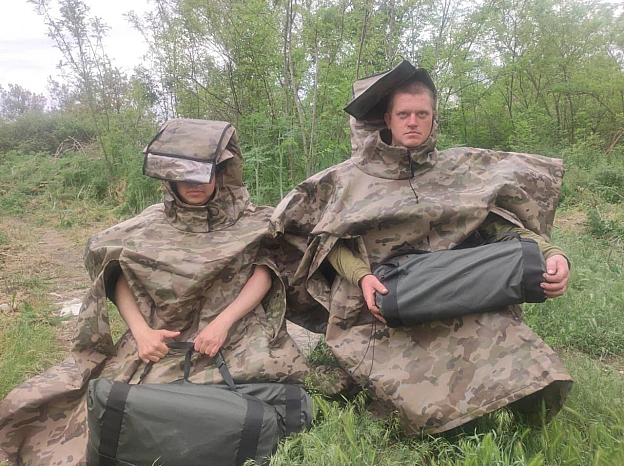 Коли волонетри-постачальники тепловізійних пончо з міста Рівне попросили зробити фотозвіт доставочки. А волонтери - дівки, і їм ... - GONI Memes на we.ua