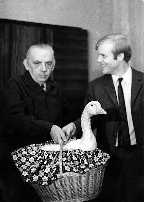 1972 рік. Шведський математик Пер Енфло (праворуч) отримує живого гусака за розв’язання математичної задачі, запропонованої Стан... - WAS на we.ua