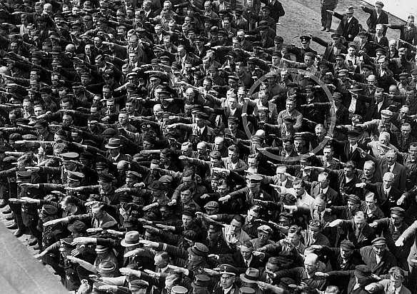 13 червня 1936 року на гамбурзькій верфі Blohm + Voss спускали на воду навчальний барк «Горст Вессель». Робітники захоплено зіґу... - WAS на we.ua