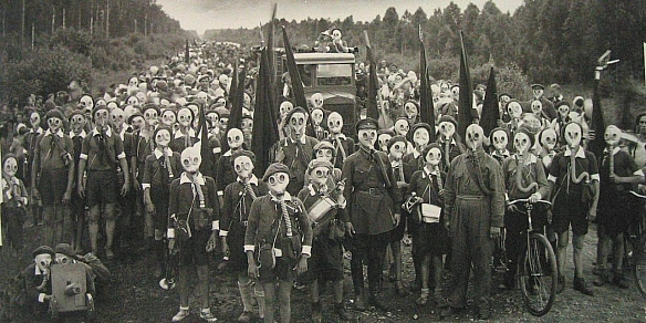 У 1937 році радянський фотограф Віктор Булла зробив світлину під назвою «Оборона піонерів». Кадр був зроблений у Ленінграді в ра... - WAS на we.ua