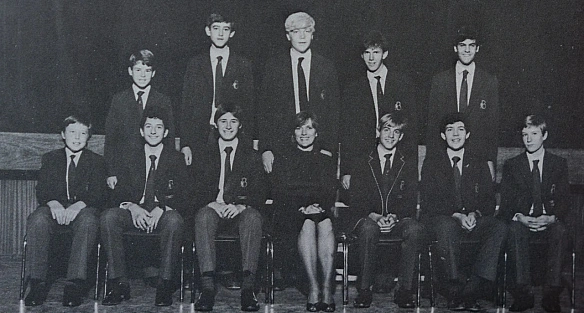 На цій світлині 1985 року - спортивна команда. Вгадайте, якої країни. І з якого виду спорту. А головне, що за знаменитість на ні... - WAS на we.ua