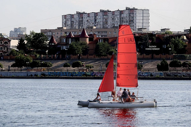Оболонські озера: Дім для вітрильників! ⛵💙Літо в розпалі, і вітрильники знову на воді! Оболонські озера, як завжди, приваблюють... - Репортер інформує on we.ua