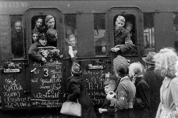 На фото - прощання з хлопцями з «Гітлер’югенд».У вересні 1944 року, після прориву союзників через Францію, нацистське керівниц... - на we.ua