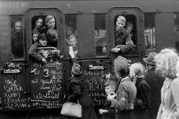 На фото - прощання з хлопцями з «Гітлер’югенд».У вересні 1944 року, після прориву союзників через Францію, нацистське керівниц... - WAS на we.ua