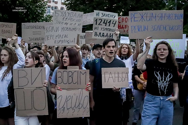 Українці протестують проти закону щодо НАБУ та САП! ✊🇺🇦Вчора відбулися масові мітинги проти законопроєкту #12414, який, за сло... - Репортер інформує on we.ua