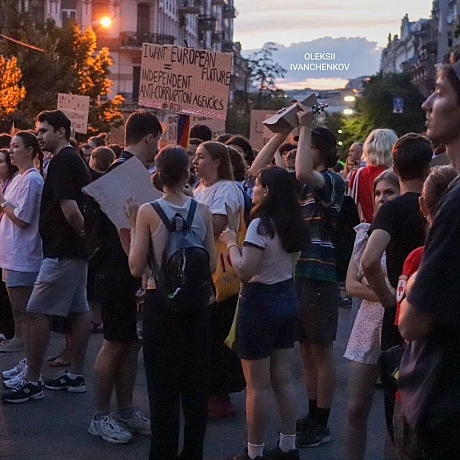 Третій день протестів за незалежність НАБУ та САП! ✊🇺🇦Сотні людей знову на площі біля театру Франка, вимагаючи: * 