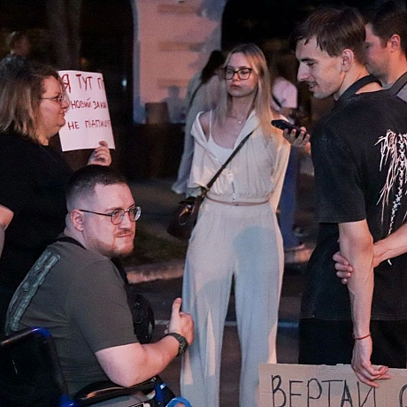 Третій день протестів за незалежність НАБУ та САП! ✊🇺🇦Сотні людей знову на площі біля театру Франка, вимагаючи: * 