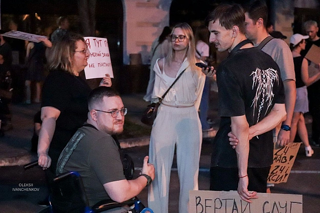 Третій день протестів за незалежність НАБУ та САП! ✊🇺🇦Сотні людей знову на площі біля театру Франка, вимагаючи: * 