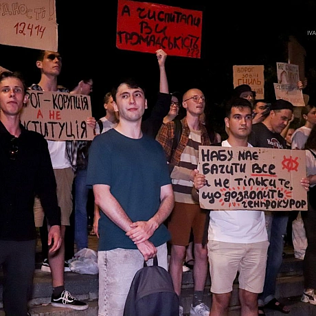 Третій день протестів за незалежність НАБУ та САП! ✊🇺🇦Сотні людей знову на площі біля театру Франка, вимагаючи: * 