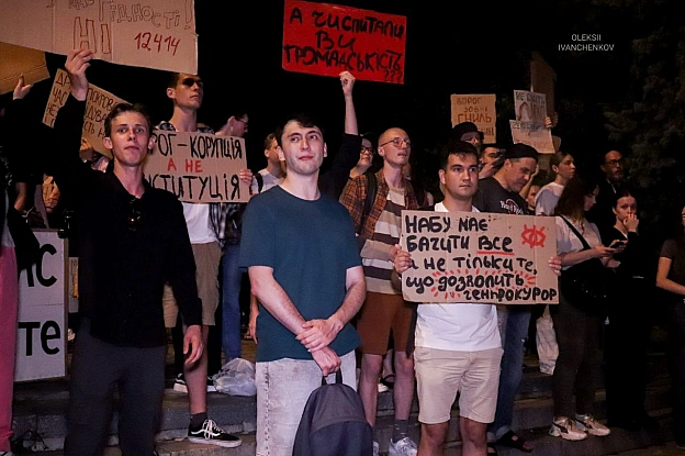 Третій день протестів за незалежність НАБУ та САП! ✊🇺🇦Сотні людей знову на площі біля театру Франка, вимагаючи: * 
