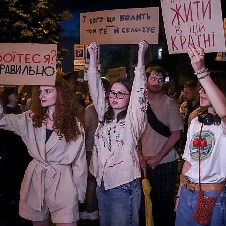 Третій день протестів за незалежність НАБУ та САП! ✊🇺🇦Сотні людей знову на площі біля театру Франка, вимагаючи: * 