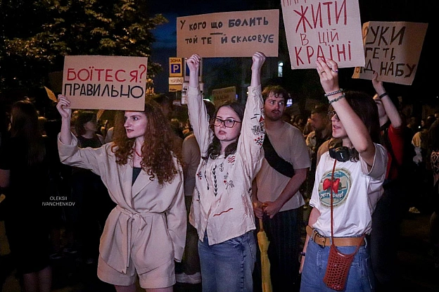 Третій день протестів за незалежність НАБУ та САП! ✊🇺🇦Сотні людей знову на площі біля театру Франка, вимагаючи: * 