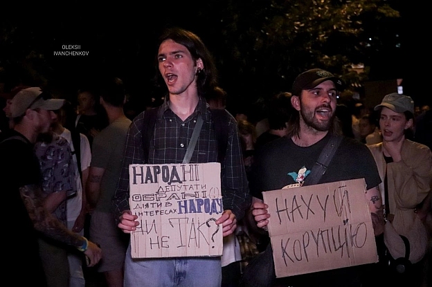 Третій день протестів за незалежність НАБУ та САП! ✊🇺🇦Сотні людей знову на площі біля театру Франка, вимагаючи: * 