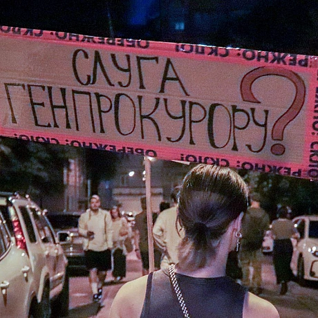 Третій день протестів за незалежність НАБУ та САП! ✊🇺🇦Сотні людей знову на площі біля театру Франка, вимагаючи: * 