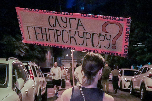 Третій день протестів за незалежність НАБУ та САП! ✊🇺🇦Сотні людей знову на площі біля театру Франка, вимагаючи: * 
