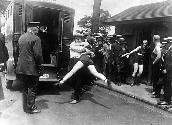 Чикаго, 1922 рік: на знімку молода жінка чинить опір поліцейському на озерному пляжі — її затримують за порушення тодішніх прави... - WAS на we.ua