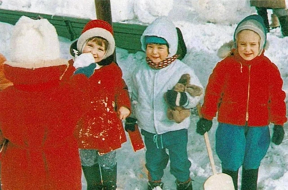 На знімку 1967 року — маленька Масако Овада, нинішня імператриця Японії, Масако, у віці п\'яти років, одягнена в білу куртку і т... - WAS на we.ua