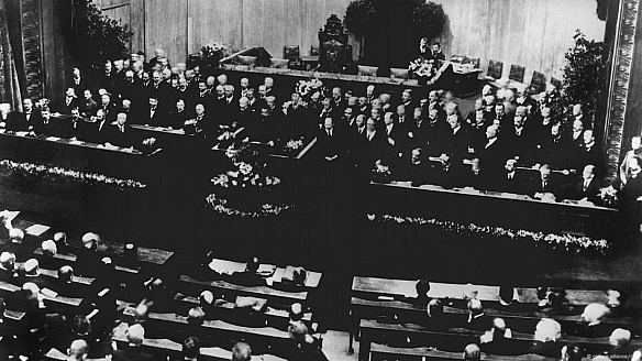 31 липня 1919 року Установчі збори, що проходили у Веймарі, ухвалили нову конституцію Німеччини — документ, який започаткував Ве... - WAS на we.ua