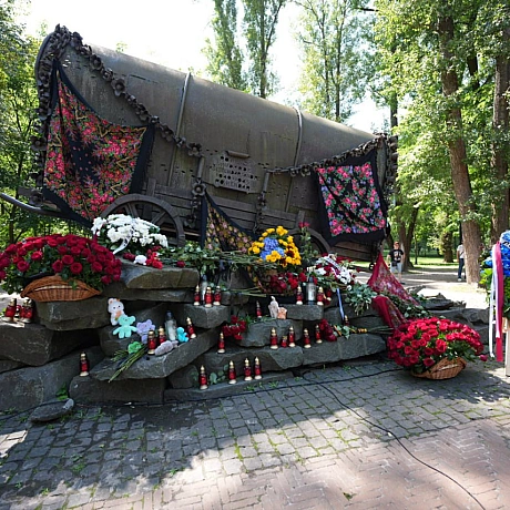 🙏2 серпня 2025 року, у Міжнародний день памʼяті жертв геноциду ромів, у виставковому центрі «Жива памʼять» Національного історик... - Український інститут національної пам'яті на we.ua