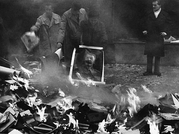 У жовтні 1956 року, під час антирадянського повстання в Будапешті, угорські демонстранти масово знищували символи комуністичної ... - WAS на we.ua