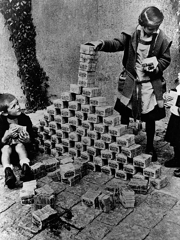 На фото - німецькі діти грають пачками грошей, 1923 рік.У 1921–1923 роках Німеччина пережила одну з найгостріших гіперінфляцій... - WAS на we.ua
