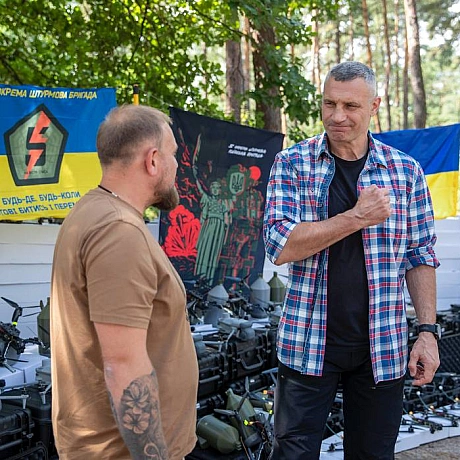 Віталій Кличко: Передав від громади столиці на фронт бійцям 5-ї окремої штурмової Київської бригади ЗСУ іще 900 БпЛА. Зокрема, 8... - КМДА – офіційний канал на we.ua