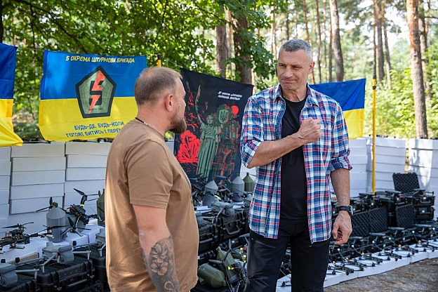 Віталій Кличко: Передав від громади столиці на фронт бійцям 5-ї окремої штурмової Київської бригади ЗСУ іще 900 БпЛА. Зокрема, 8... - КМДА – офіційний канал на we.ua