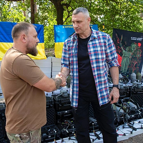Віталій Кличко: Передав від громади столиці на фронт бійцям 5-ї окремої штурмової Київської бригади ЗСУ іще 900 БпЛА. Зокрема, 8... - КМДА – офіційний канал на we.ua