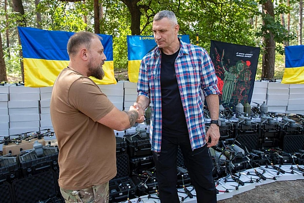 Віталій Кличко: Передав від громади столиці на фронт бійцям 5-ї окремої штурмової Київської бригади ЗСУ іще 900 БпЛА. Зокрема, 8... - КМДА – офіційний канал на we.ua